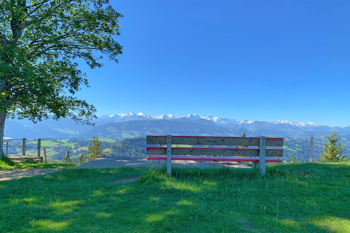 Bank mit Aussicht auf Schweizer Alpen