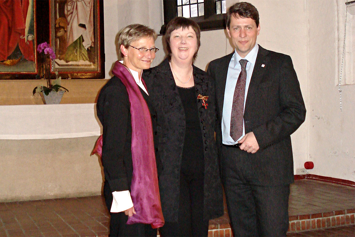 Rose Volz-Schmidt zwischen Hauptpastorin und Pröpstin Kirsten Fehrs (li.) und Senator Dietrich Wersich bei der Verleihung