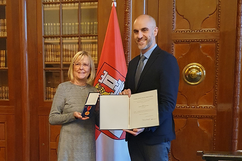 Schöne Wertschätzung für eine wellcome-Ehrenamtliche - ein TV-Beitrag von RTL Nord