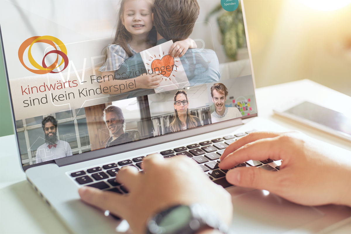 Mutter und Kind umarmen sich innig